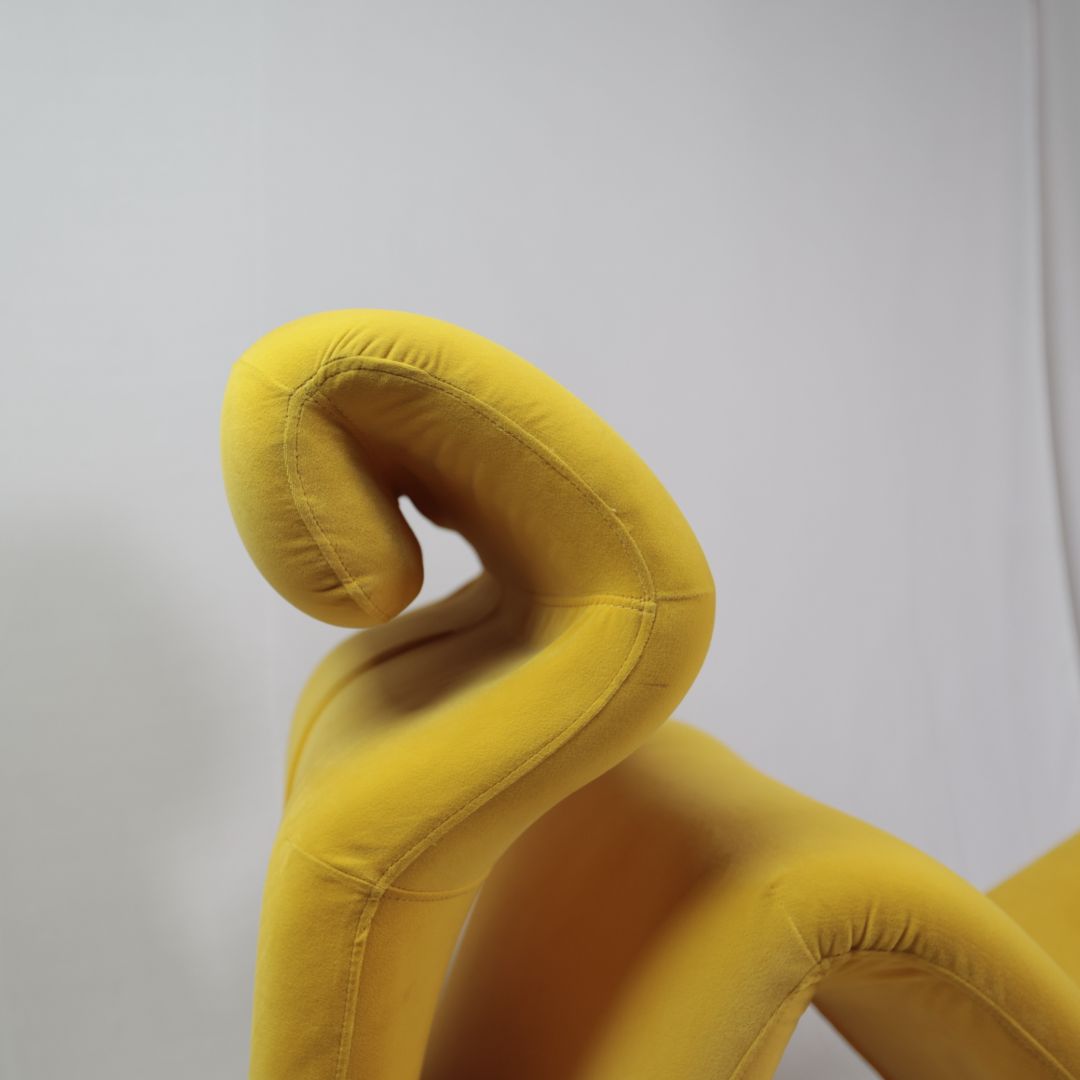 S-SHAPED CHAIR